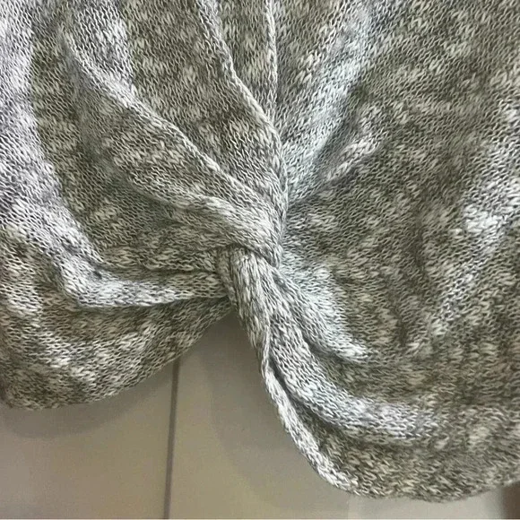 NWT BCBGeneration Women's Grey Twist Hem V-Neck Crop Sweater Size multiple A24 - Picture 2 of 9